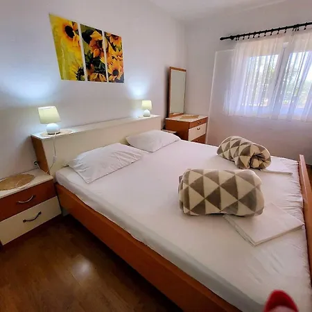 Apartment In Mit Grosser Terrasse Novi Vinodolski
