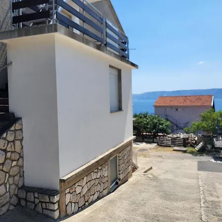 In Mit Grosser Terrasse Apartment Novi Vinodolski
